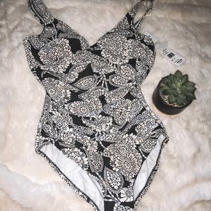 PLUS SIZE BATHING SUIT NWT🖤